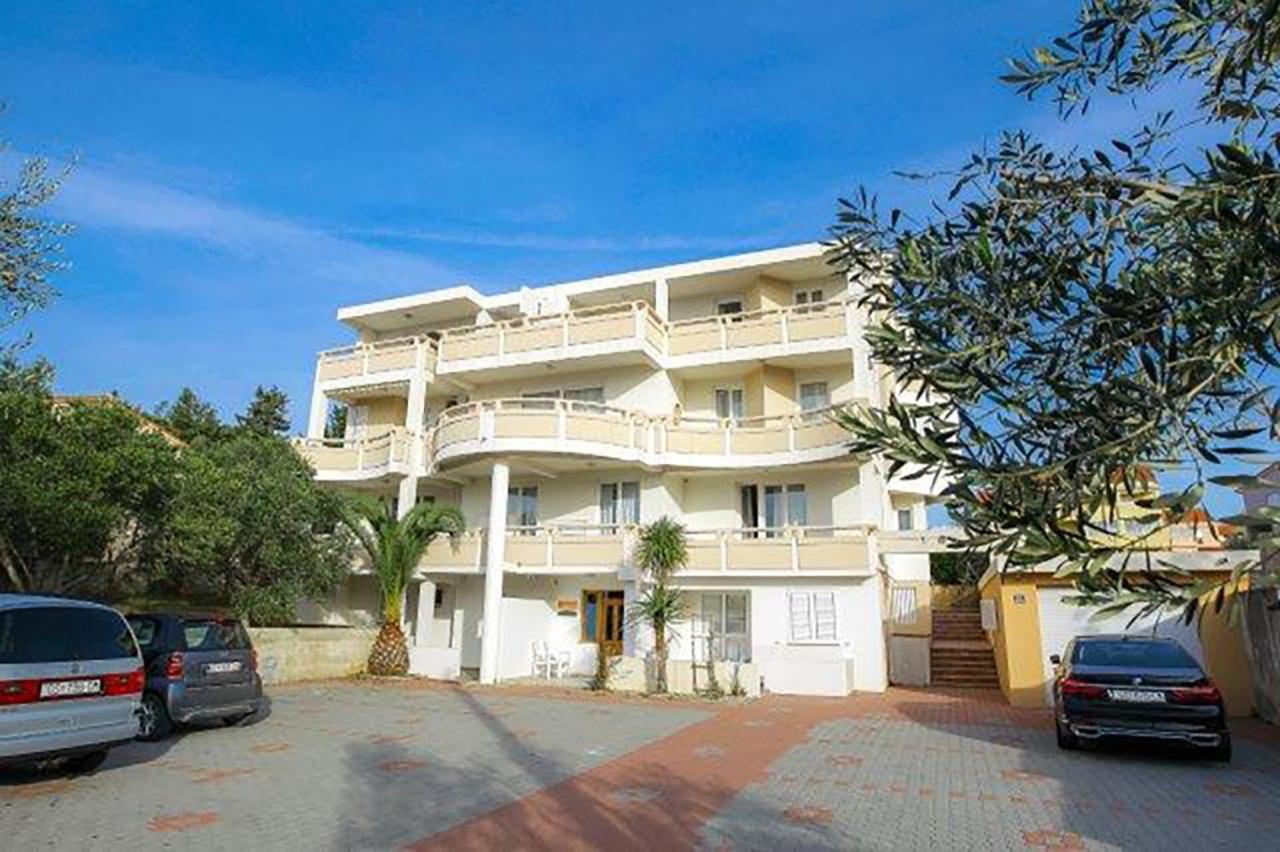 Apartments Tomy Novalja Exterior foto